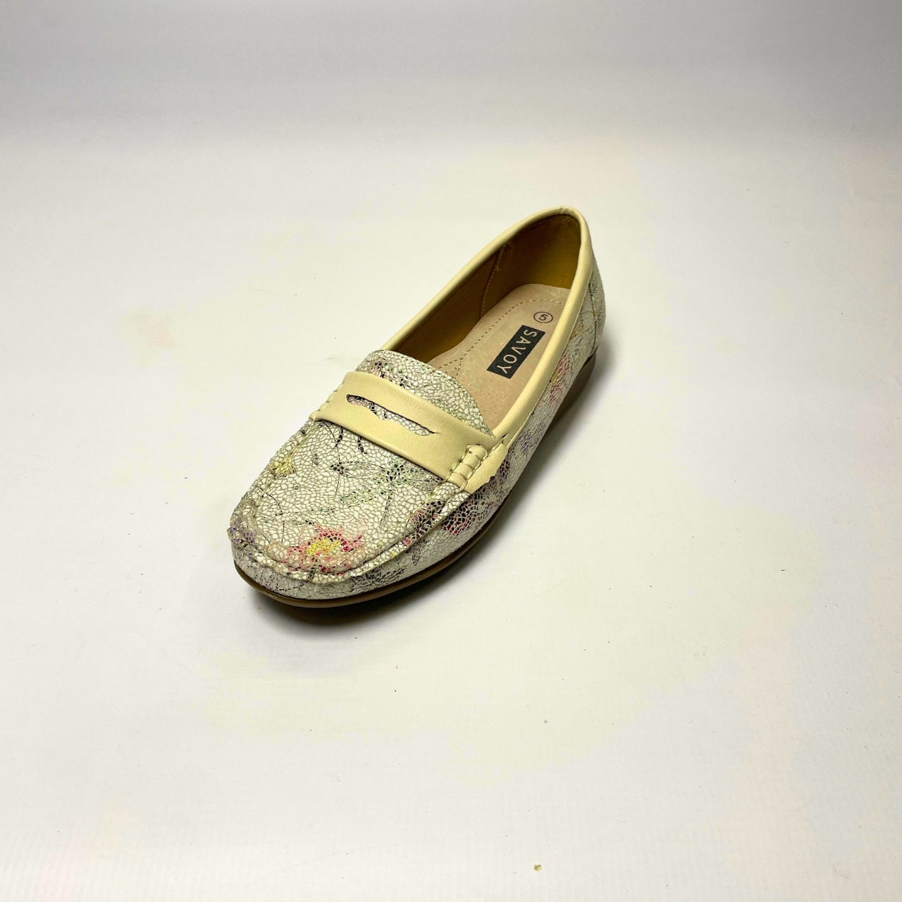 Cushion Walk Beige Floral Moccasin – soft-textured slip-on shoe featuring a pastel floral print design. Includes a comfort inner sole for all-day wear and a flexible, lightweight sole for extra comfort. Perfect for casual outings, work, and travel. 2
