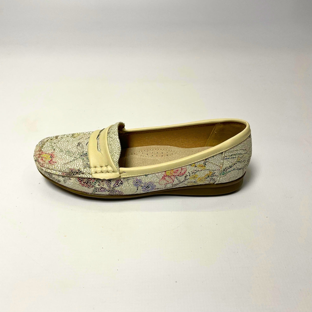 Cushion Walk Beige Floral Moccasin – soft-textured slip-on shoe featuring a pastel floral print design. Includes a comfort inner sole for all-day wear and a flexible, lightweight sole for extra comfort. Perfect for casual outings, work, and travel. 3