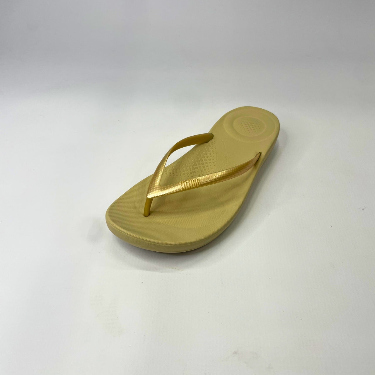 FitFlop iQushion Midnight gold ergonomic flip-flops with soft jelly upper, micro-bubble foam footbed, seamless arch support & slip-resistant soles. 2