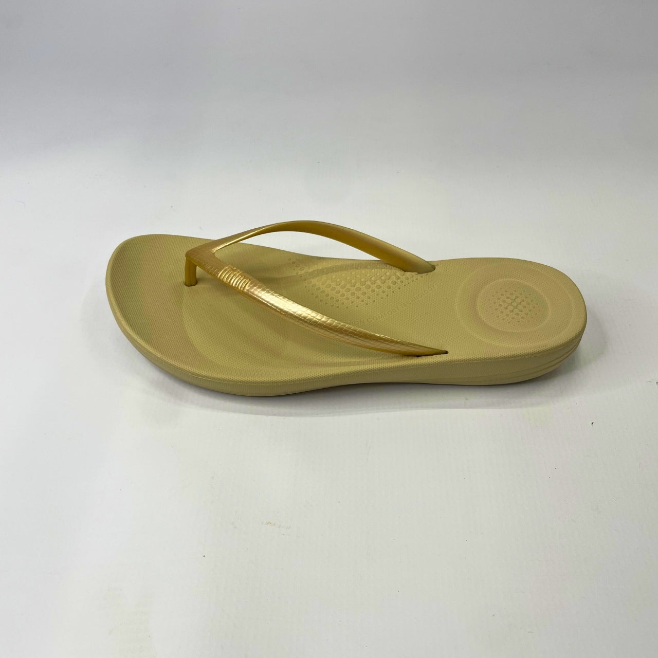 FitFlop iQushion Midnight gold ergonomic flip-flops with soft jelly upper, micro-bubble foam footbed, seamless arch support & slip-resistant soles. 3