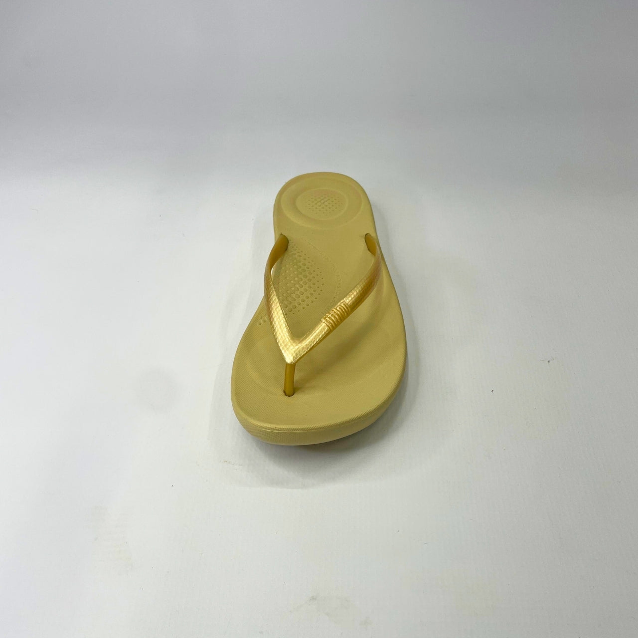 FitFlop iQushion Midnight gold ergonomic flip-flops with soft jelly upper, micro-bubble foam footbed, seamless arch support & slip-resistant soles. 4