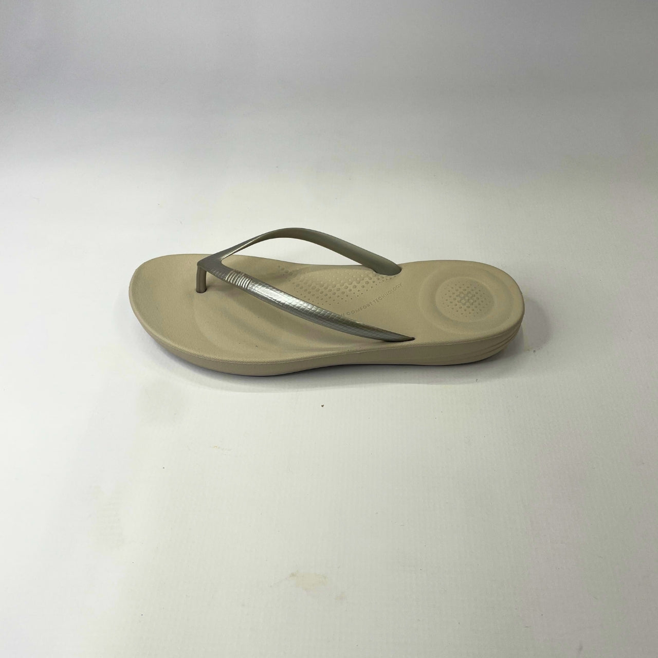 FitFlop iQushion Midnight silver ergonomic flip-flops with soft jelly upper, micro-bubble foam footbed, seamless arch support & slip-resistant soles. 3