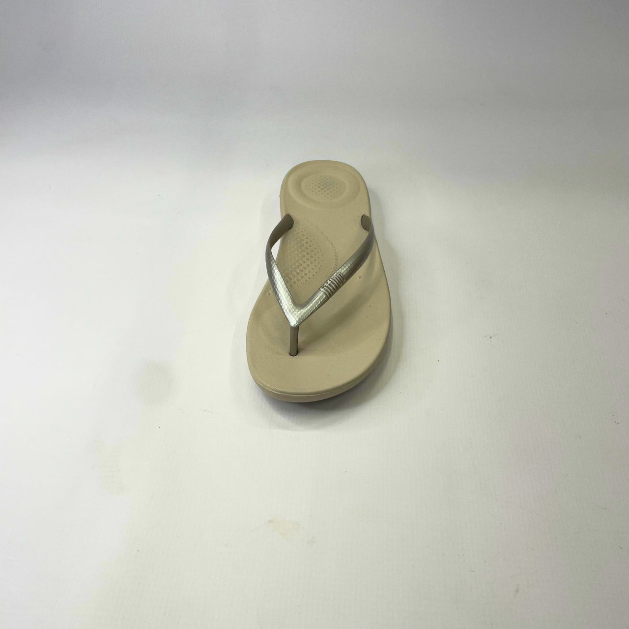 FitFlop iQushion Midnight silver ergonomic flip-flops with soft jelly upper, micro-bubble foam footbed, seamless arch support & slip-resistant soles. 4