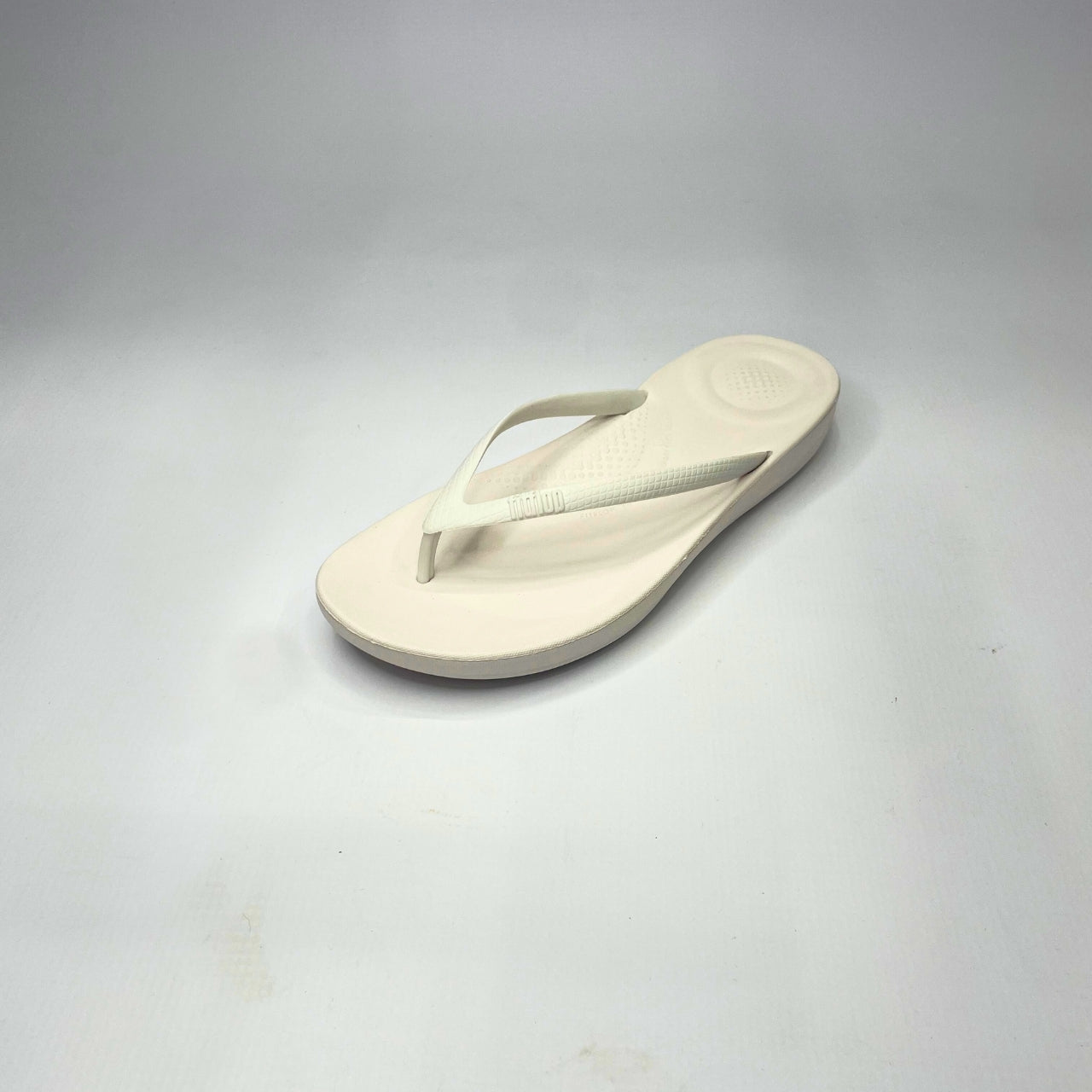 FitFlop iQushion Midnight white ergonomic flip-flops with soft jelly upper, micro-bubble foam footbed, seamless arch support & slip-resistant soles. 2