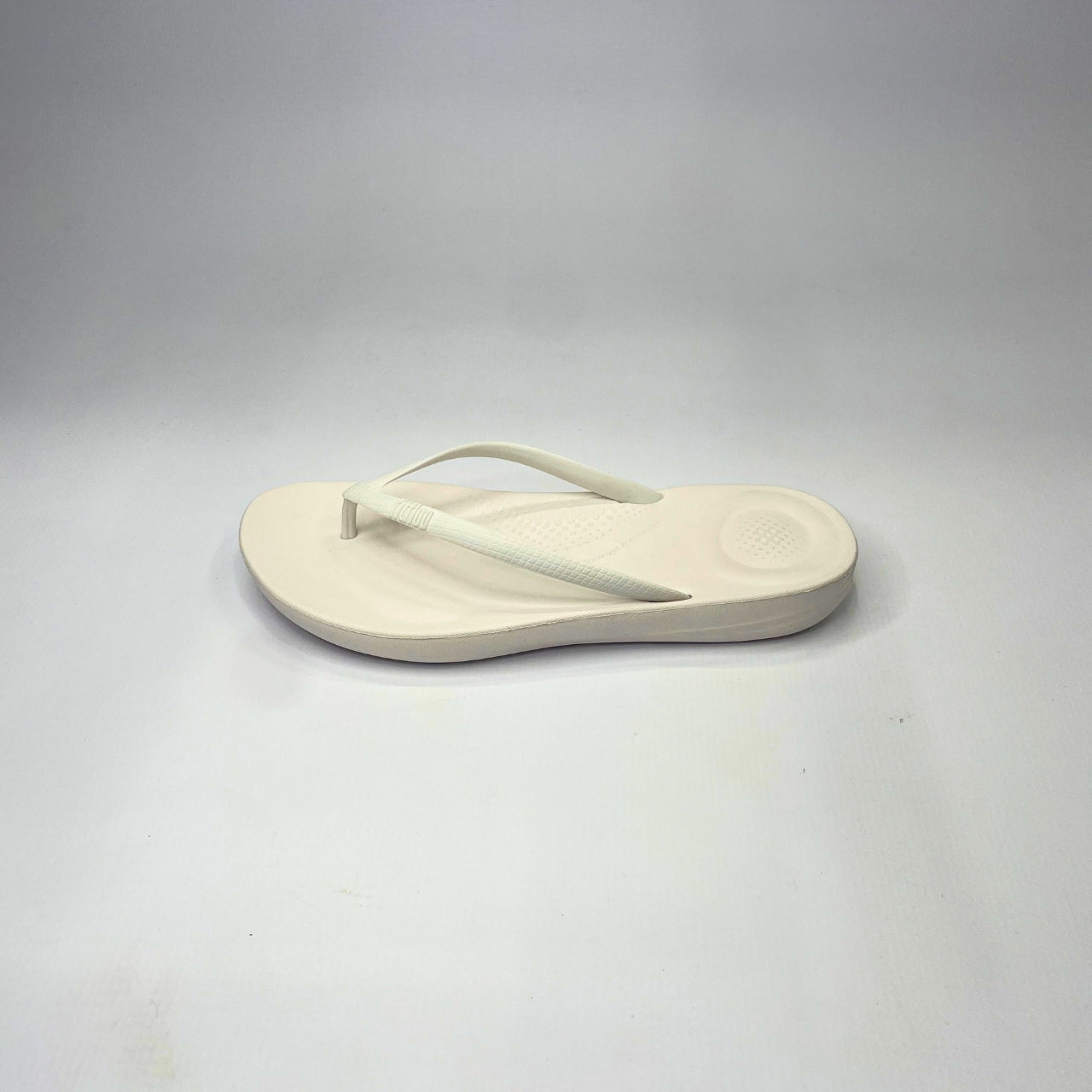 FitFlop iQushion Midnight white ergonomic flip-flops with soft jelly upper, micro-bubble foam footbed, seamless arch support & slip-resistant soles. 3