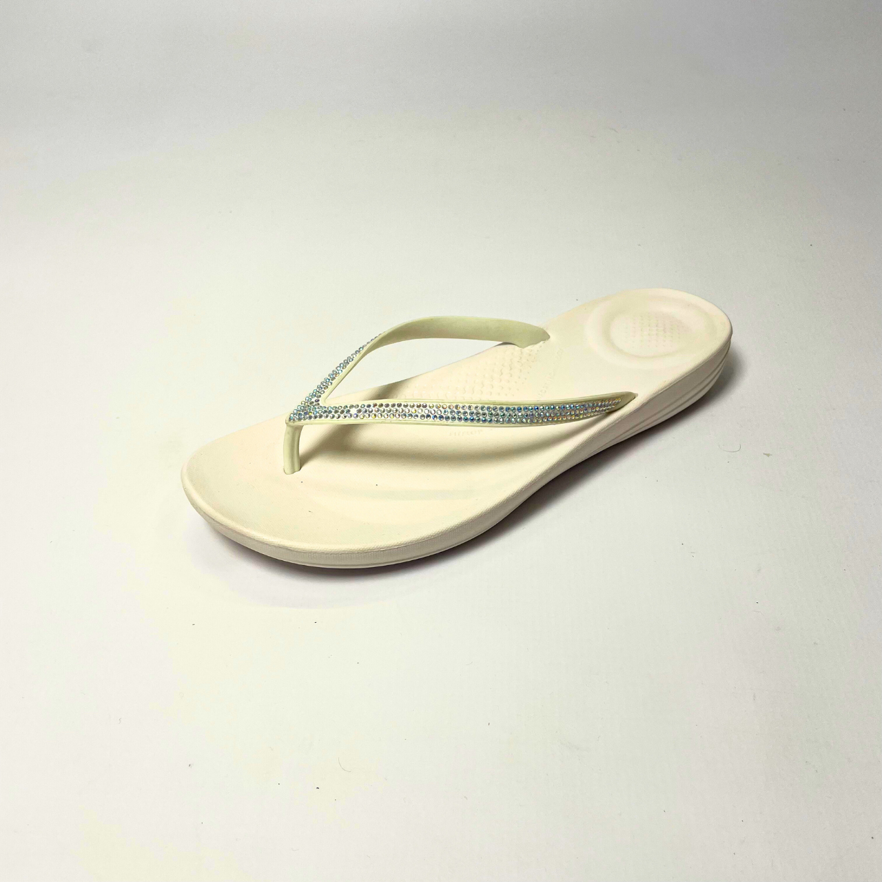 FitFlop iQushion Sparkle Urban White ergonomic flip-flops with soft jelly upper, micro-bubble foam footbed, seamless arch support & slip-resistant soles. 2