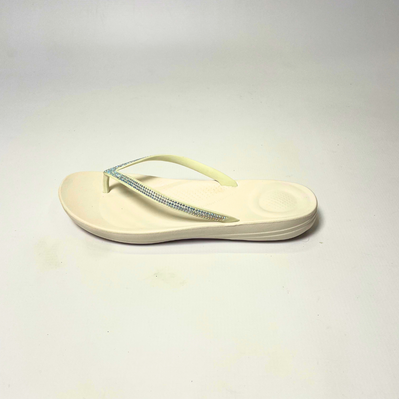 FitFlop iQushion Sparkle Urban White ergonomic flip-flops with soft jelly upper, micro-bubble foam footbed, seamless arch support & slip-resistant soles. 3