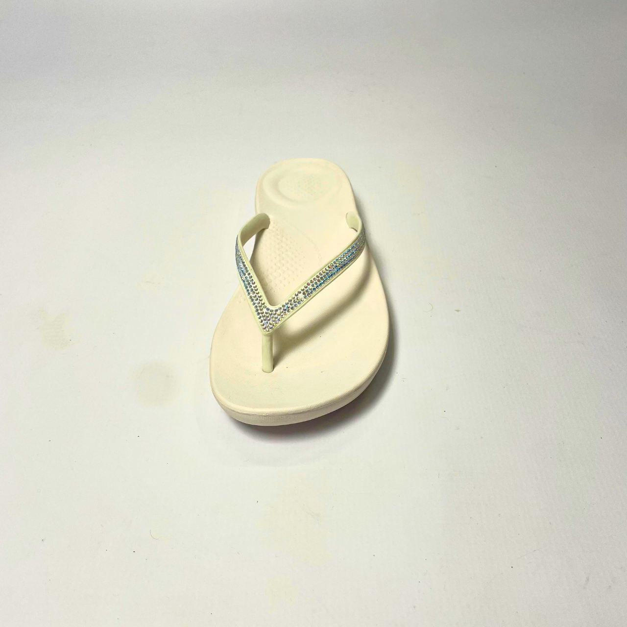 FitFlop iQushion Sparkle Urban White ergonomic flip-flops with soft jelly upper, micro-bubble foam footbed, seamless arch support & slip-resistant soles. 4