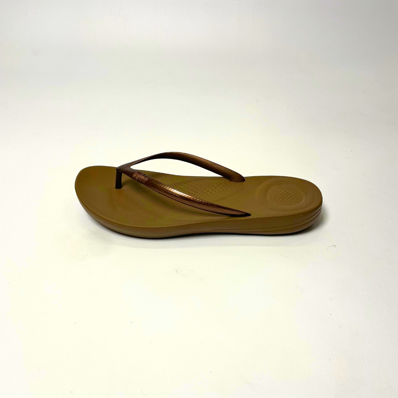 FitFlop iQushion bronze ergonomic flip-flops with soft jelly upper, micro-bubble foam footbed, seamless arch support & slip-resistant soles. 3