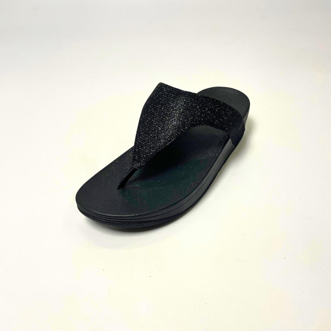 Fitflop LOTTIE GLITZY black sandal with shimmering textile upper, cushioned Microwobbleboard midsole & slip-resistant rubber outsole. 2