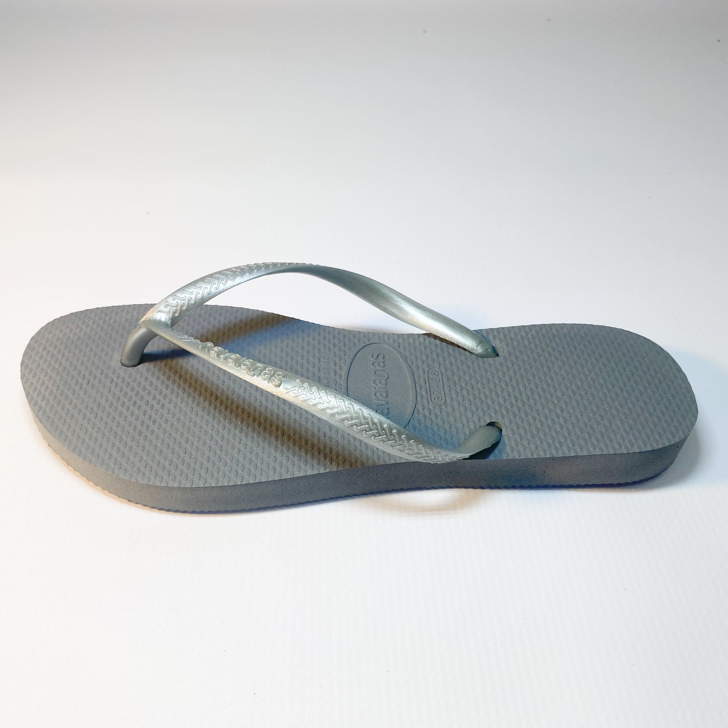 Havaianas grey slim thongs
