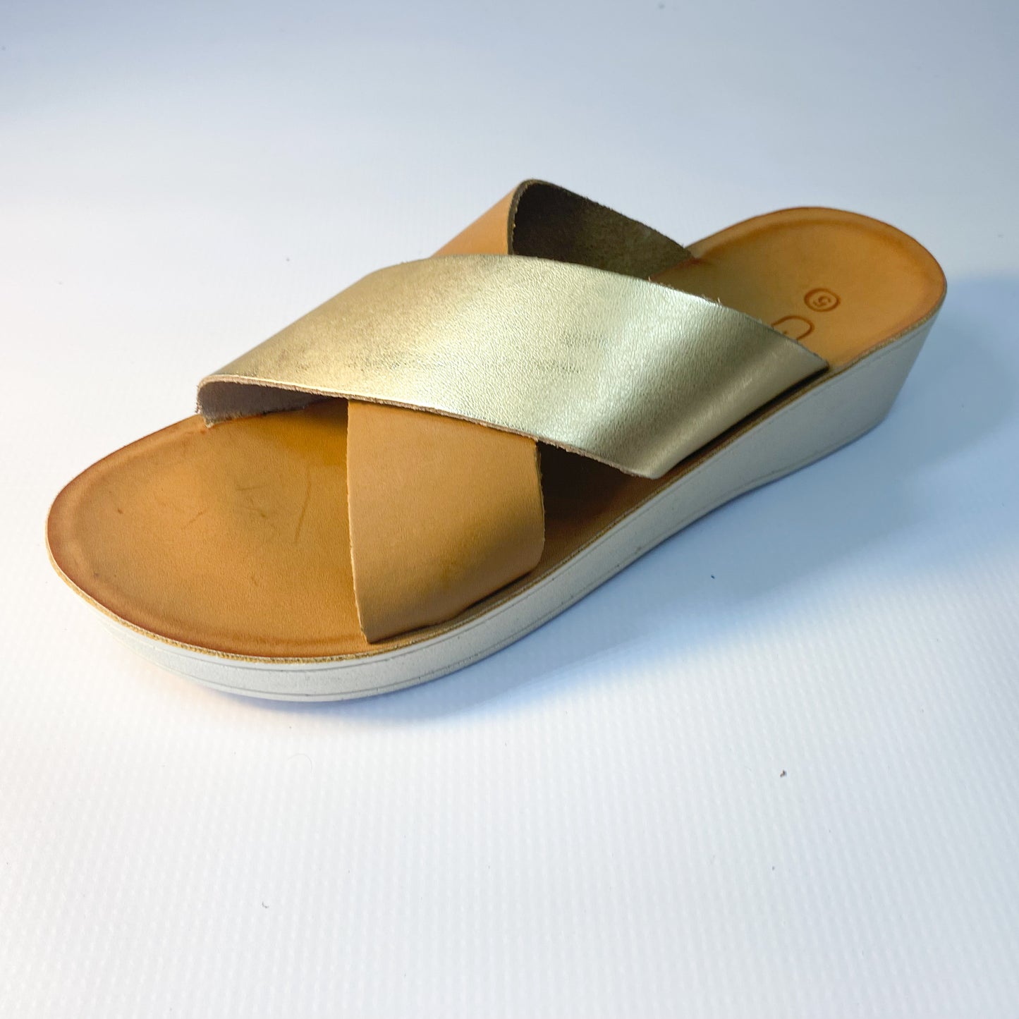Gia tan leather crossover flatform sandal