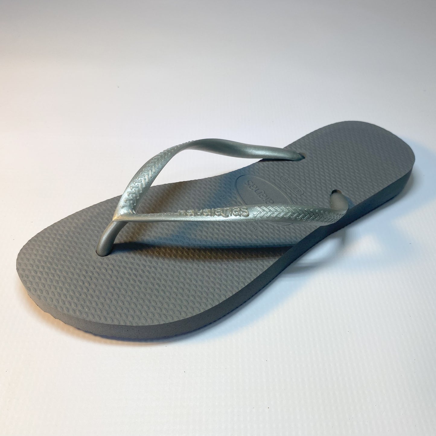 Havaianas grey slim thongs