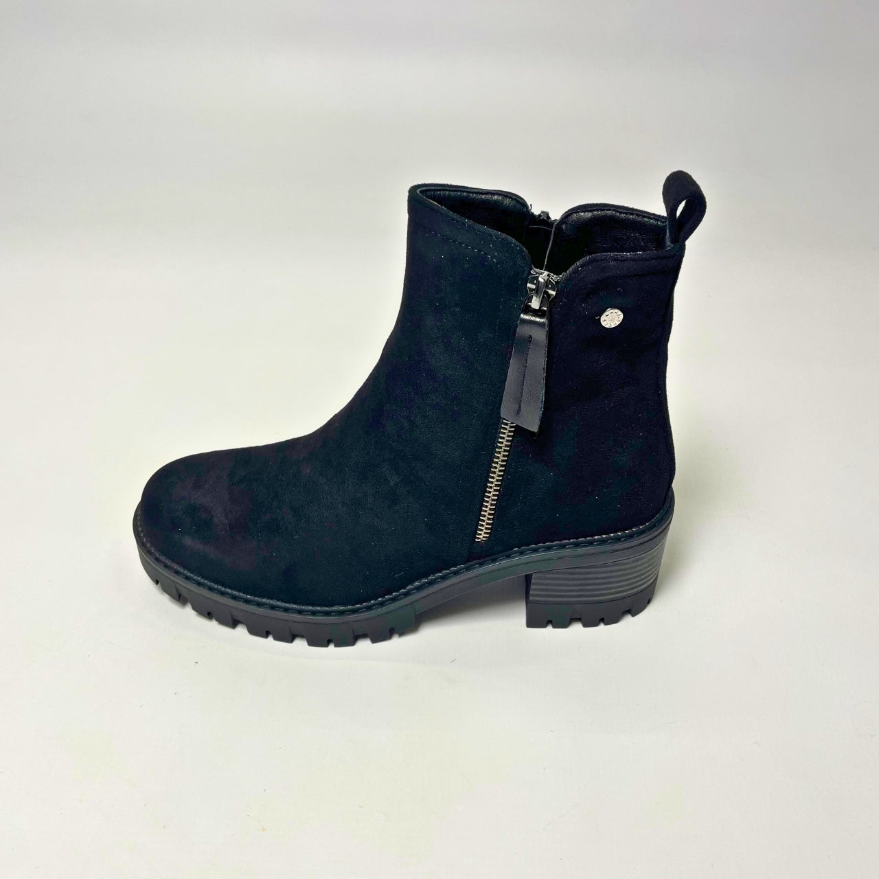 Jumbo Black Block Heel Ankle Boot – Soft suede upper in taupe, featuring a stacked block heel for height and stability. Rounded toe for a timeless look and inner side zipper for easy wear. Perfect for casual outings, chic fall style, and versatile wardrobe pairings. 3