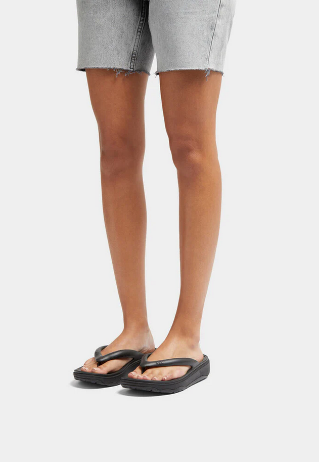 Fitflop Black Relieff Recovery Sandal â detail shot