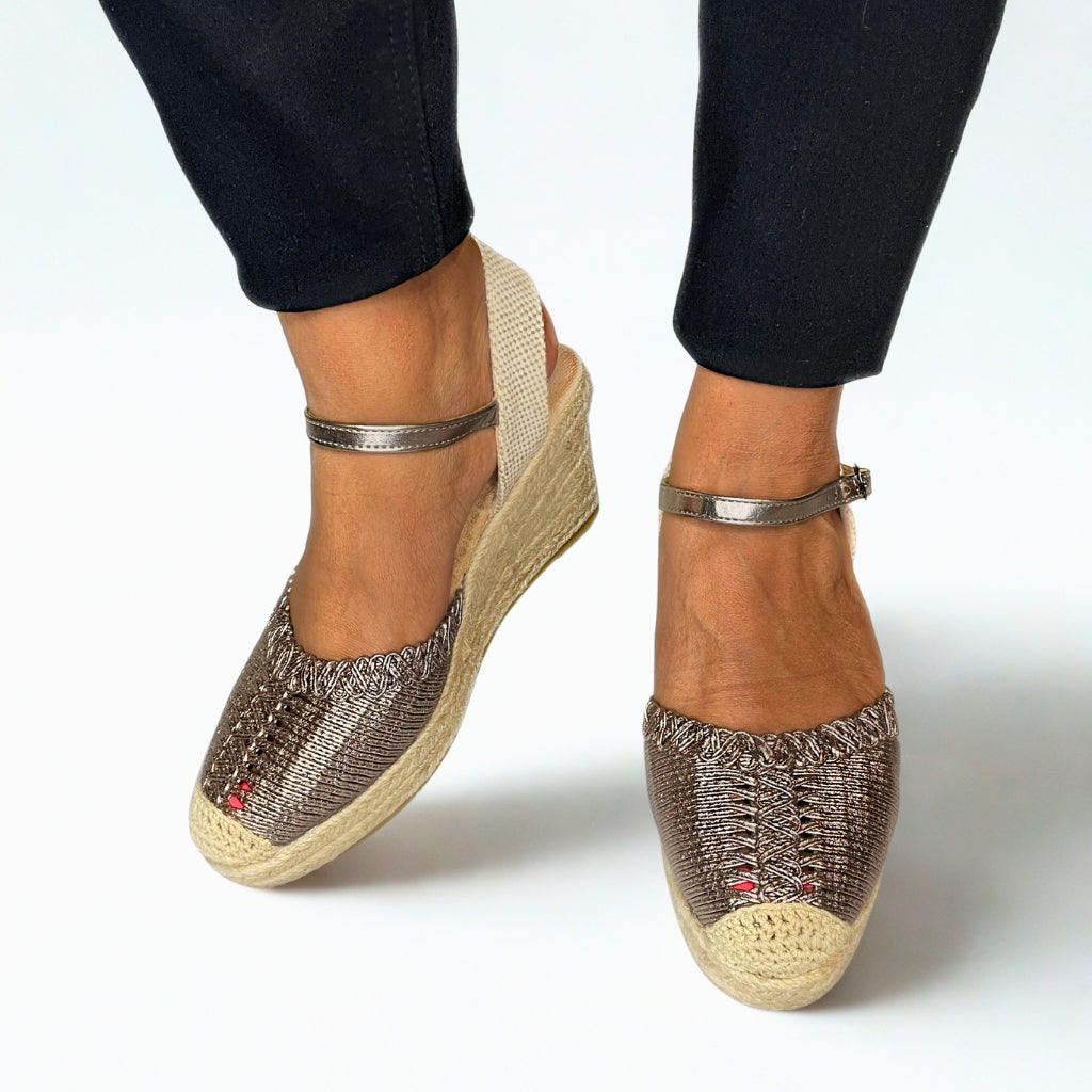 Queue Pewter Metallic Espadrille Wedge – detail shot