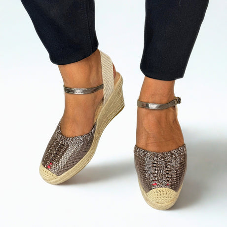 Queue Pewter Metallic Espadrille Wedge – detail shot