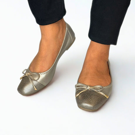 Wild Alice Pewter Metallic Bow Pump – detail shot