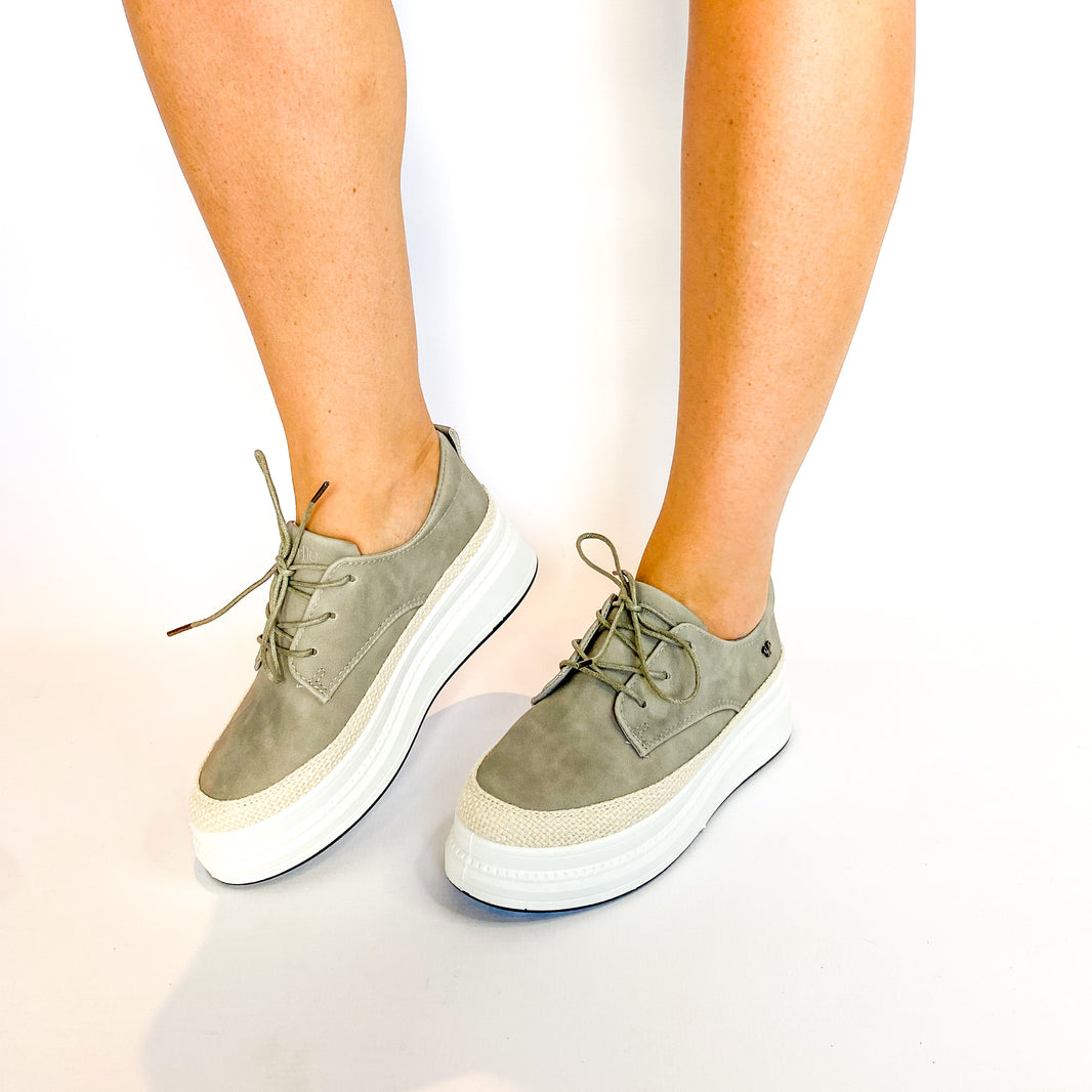 Sneakers Queue Shoes