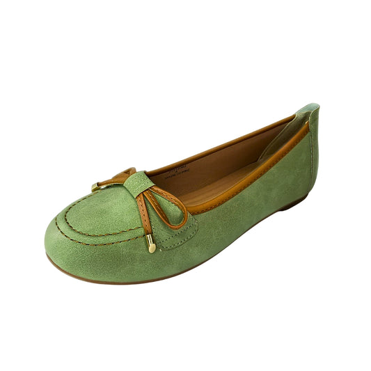 Queue green PUMP with tan trim