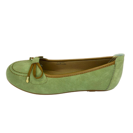 Queue Green Pump With Tan Trim – side view