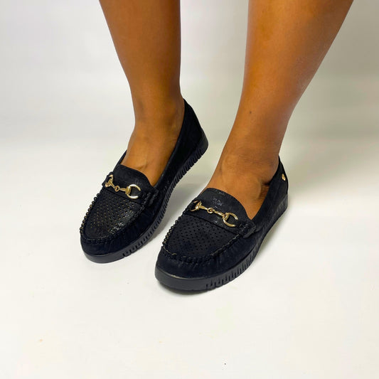 Butterfly Pyper 2 Black Chain Moccasin – Faux leather upper with punch-out detail and chain accent. Features a round toe, flexi outsole, and comfort sock for a relaxed fit. Slip-on design with a 2.5 cm heel height, combining comfort and stylish appeal. 1