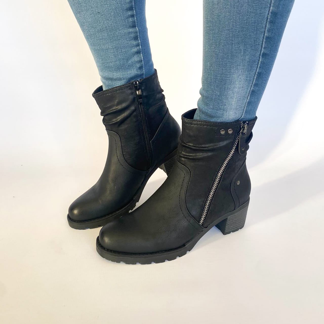 Savoy black ankle boot Queue Shoes