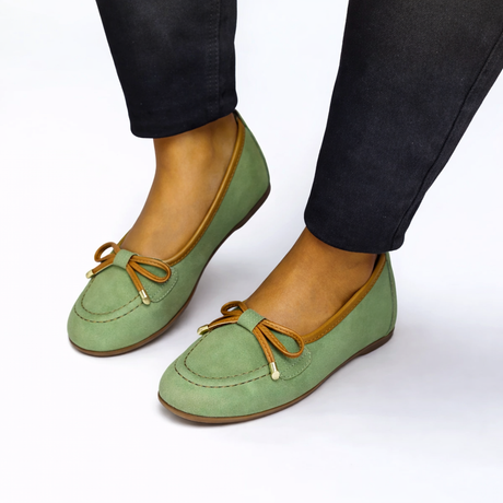 Queue Green Pump With Tan Trim – detail shot
