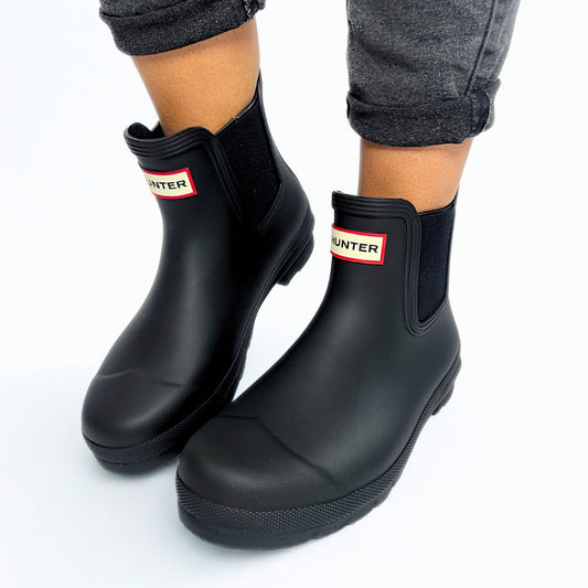  Hunter Original Chelsea black matte waterproof rubber boot with elastic gussets and pull tab. 1
