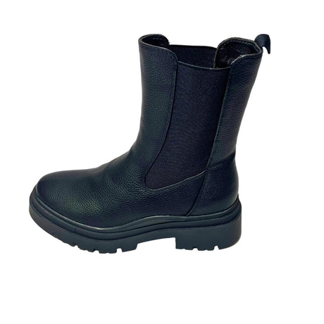 Jumbo 3/4 Black Chelsea Boot – premium synthetic leather upper in deep black. Features a chunky lug sole for added height and durability, with a rounded toe for a classic look. Elastic side panels allow for an easy slip-on fit, making it perfect for casual wear, rugged street style, and all-season versatility. 3