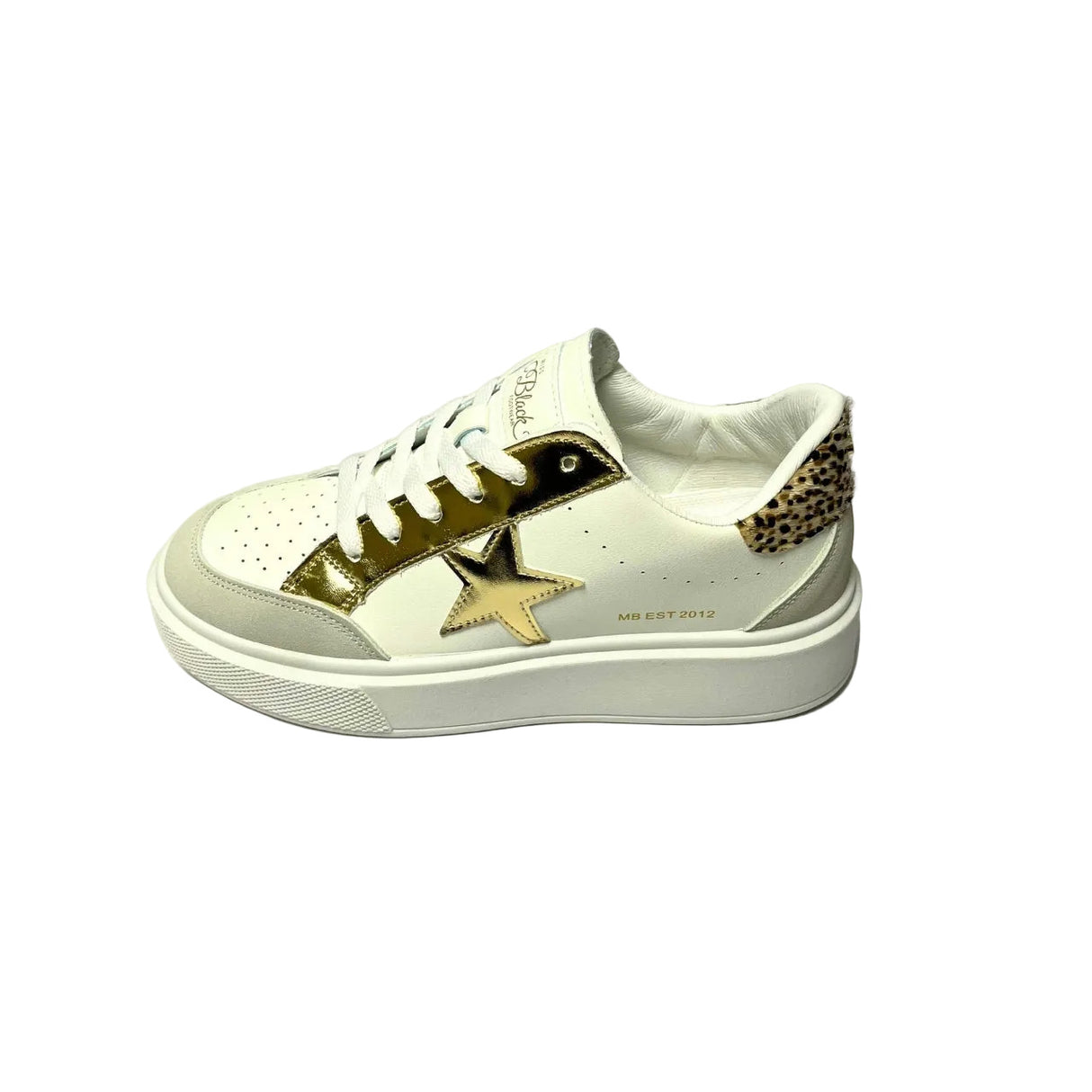 Miss Black Twinkle 1 White/Gold Lace-Up Sneaker – Faux leather upper with star detail and mixed materials. Featuring a round toe, lace-up design, and thick bottom for added comfort. Heel height: 4 cm. Perfect for casual wear and adding a touch of sparkle to your look. 3