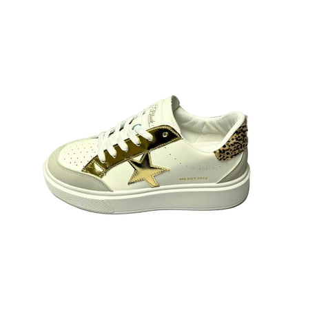 Miss Black Twinkle 1 White/Gold Lace-Up Sneaker – Faux leather upper with star detail and mixed materials. Featuring a round toe, lace-up design, and thick bottom for added comfort. Heel height: 4 cm. Perfect for casual wear and adding a touch of sparkle to your look. 3