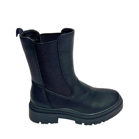 Jumbo 3/4 Black Chelsea Boot – premium synthetic leather upper in deep black. Features a chunky lug sole for added height and durability, with a rounded toe for a classic look. Elastic side panels allow for an easy slip-on fit, making it perfect for casual wear, rugged street style, and all-season versatility. 3