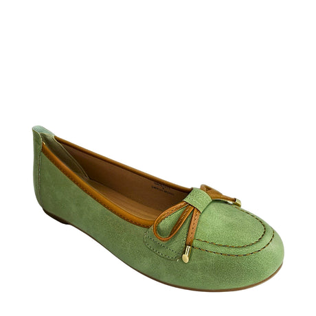 Queue Pump With Tan Trim - Green - right-facing angled view